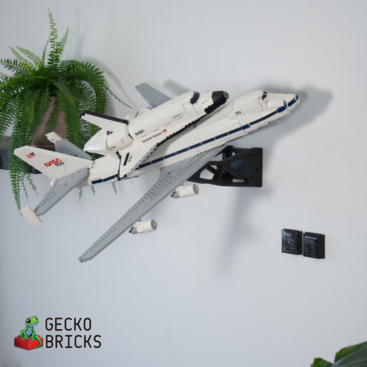 LEGO® Icons Shuttle Carrier Aircraft 10360 zwevend aan de muur met premium wandbeugel - aanzicht 3