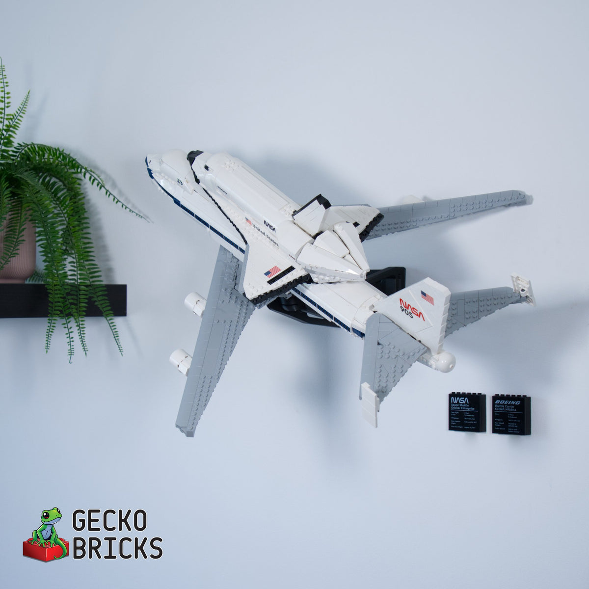 LEGO® Icons Shuttle Carrier Aircraft 10360 zwevend aan de muur met premium wandbeugel - aanzicht 4