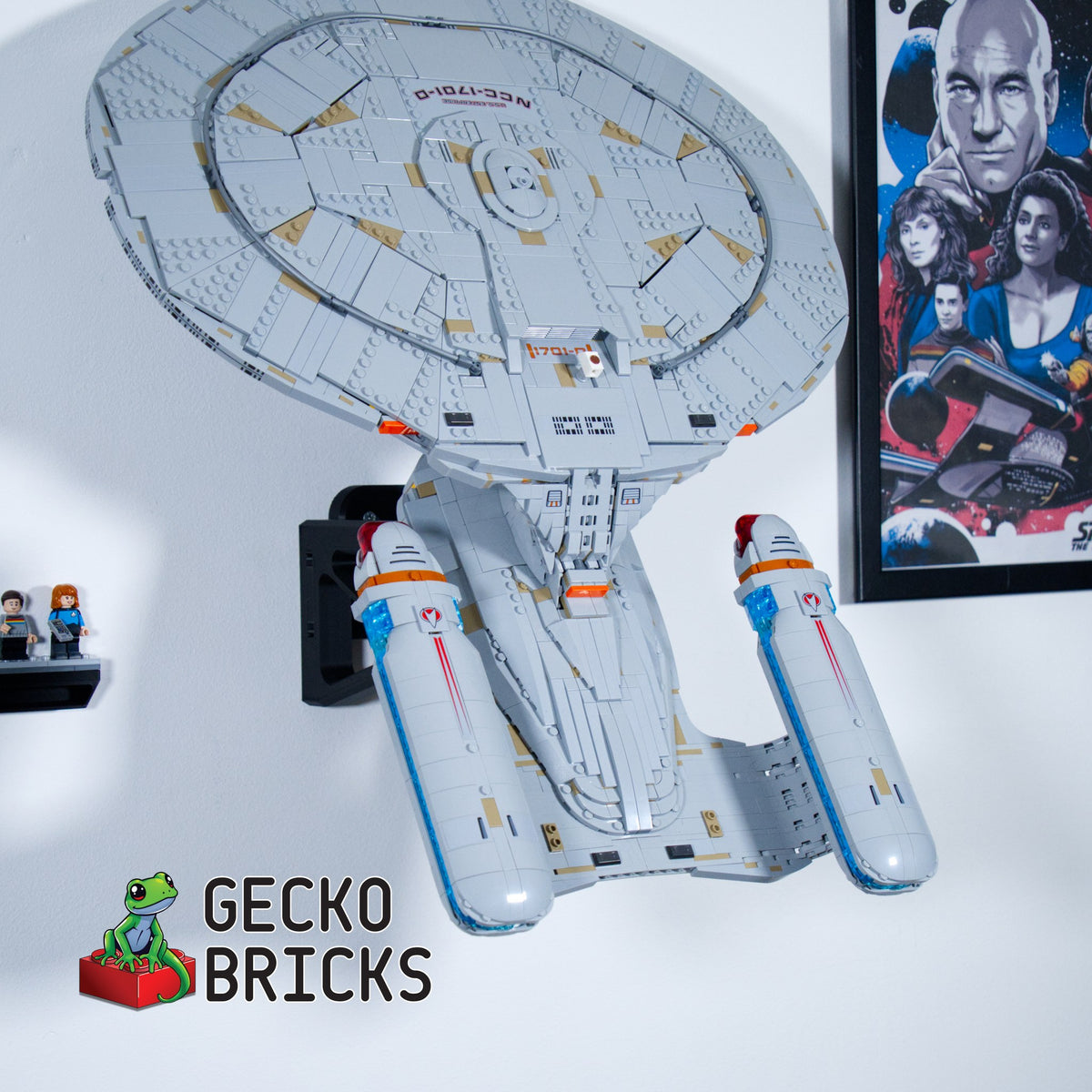 LEGO® Icons Star Trek U.S.S. Enterprise NCC-1701 (V2) 10356 zwevend aan de muur met premium wandbeugel - aanzicht 2
