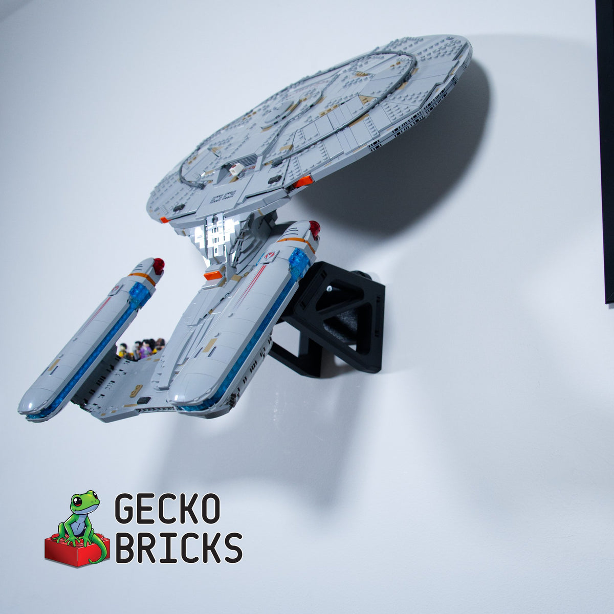LEGO® Icons Star Trek U.S.S. Enterprise NCC-1701 (V2) 10356 zwevend aan de muur met premium wandbeugel - aanzicht 3