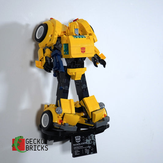 LEGO® Icons Transformers Bumblebee 10338 aan de muur met premium wandbeugel - vooraanzicht