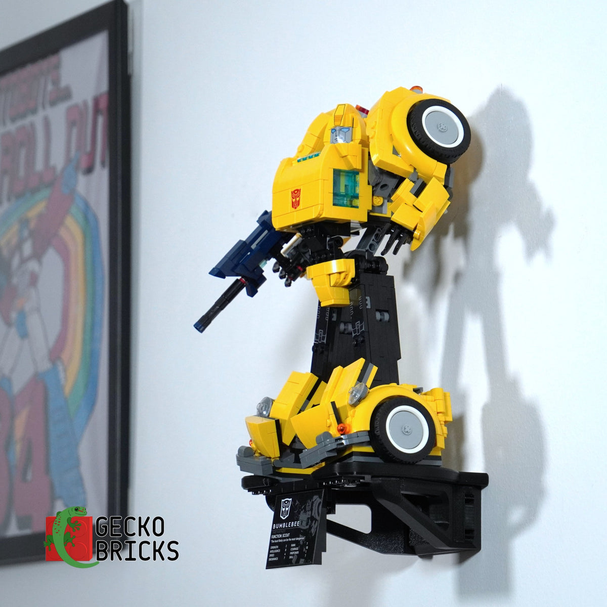 LEGO® Icons Transformers Bumblebee 10338 zwevend aan de muur met premium wandbeugel - aanzicht 2