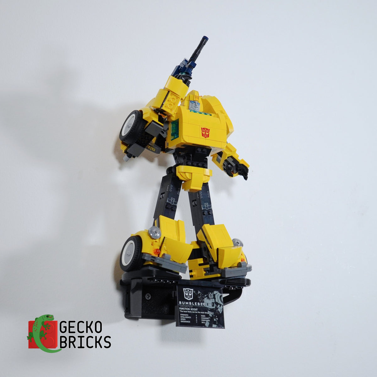 LEGO® Icons Transformers Bumblebee 10338 zwevend aan de muur met premium wandbeugel - aanzicht 3