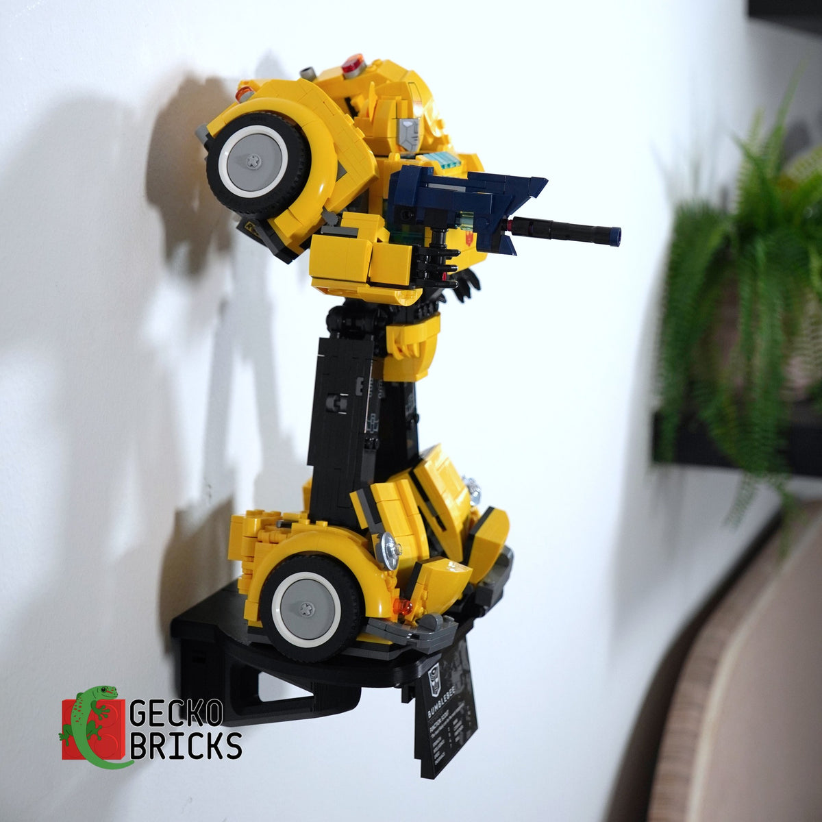 LEGO® Icons Transformers Bumblebee 10338 zwevend aan de muur met premium wandbeugel - aanzicht 4