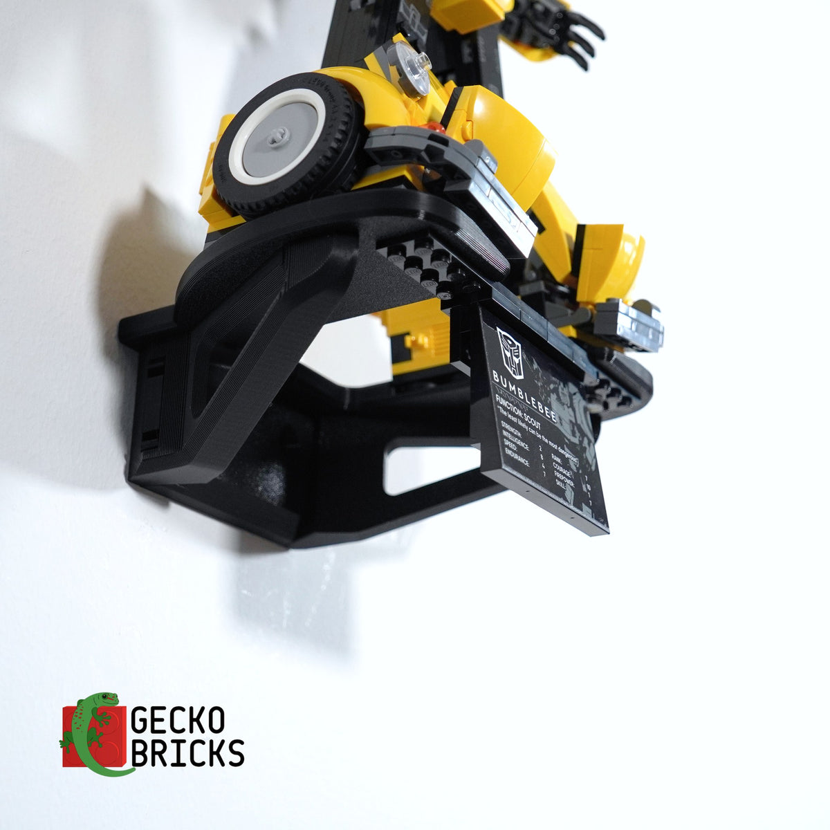 LEGO® Icons Transformers Bumblebee 10338 zwevend aan de muur met premium wandbeugel - aanzicht 5