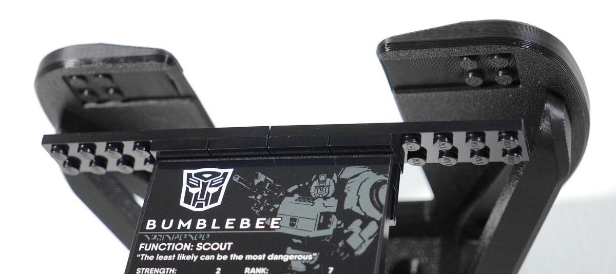 LEGO® Icons Transformers Bumblebee 10338 zwevend aan de muur met premium wandbeugel - aanzicht 6