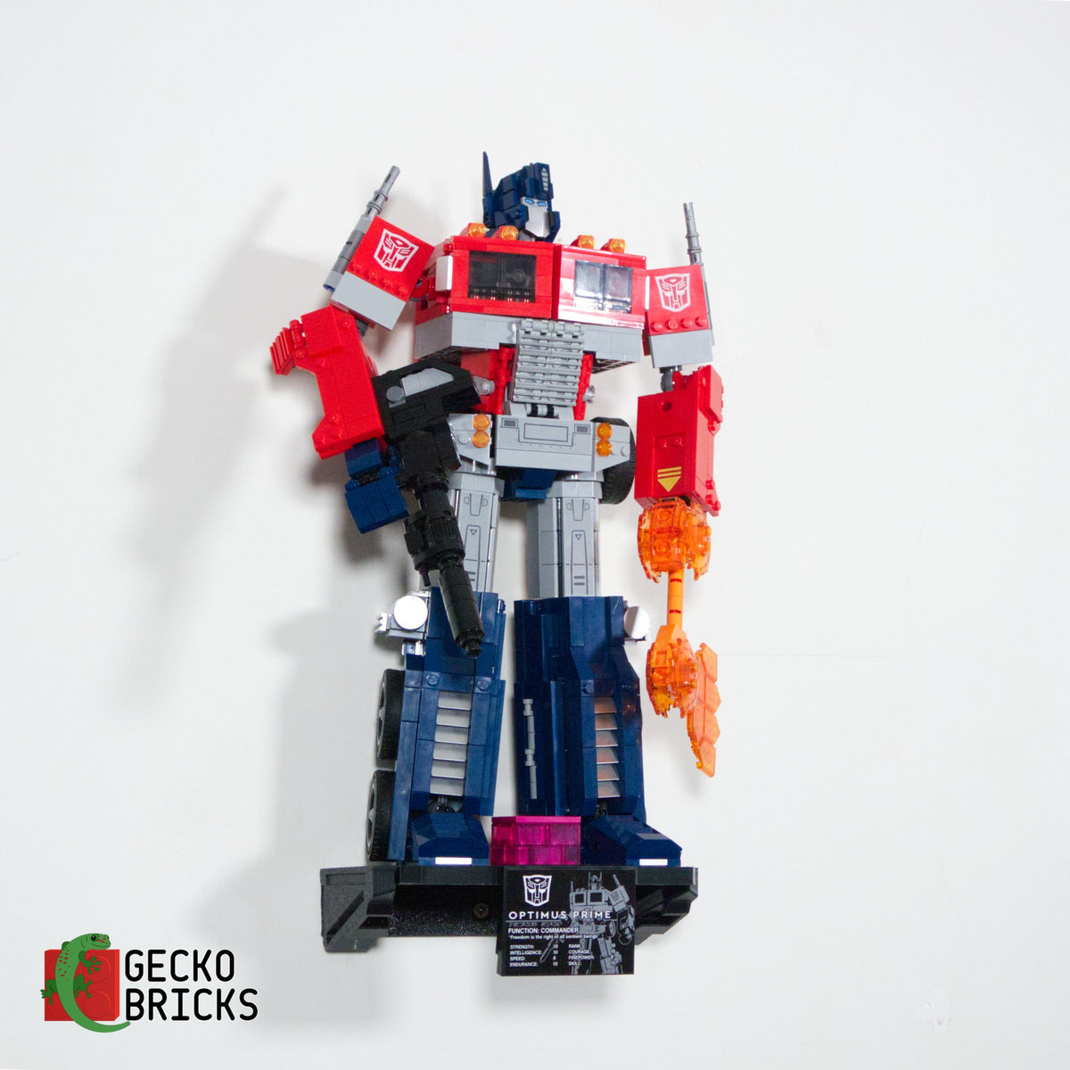LEGO® Icons Transformers Optimus Prime 10302 aan de muur met premium wandbeugel - vooraanzicht
