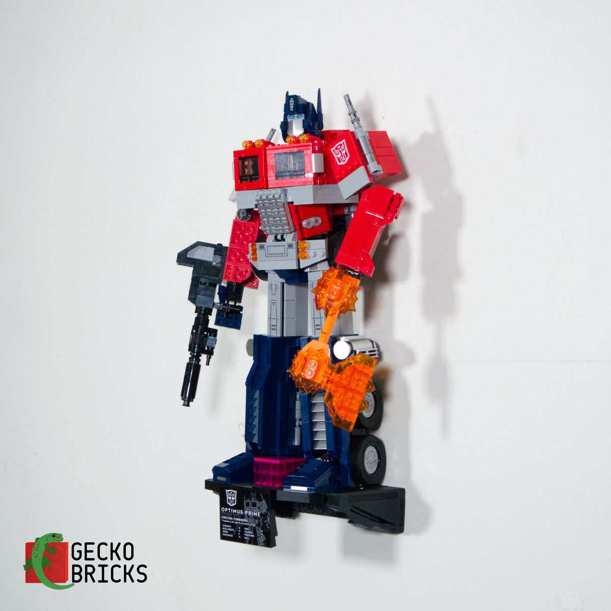 LEGO® Icons Transformers Optimus Prime 10302 zwevend aan de muur met premium wandbeugel - aanzicht 2