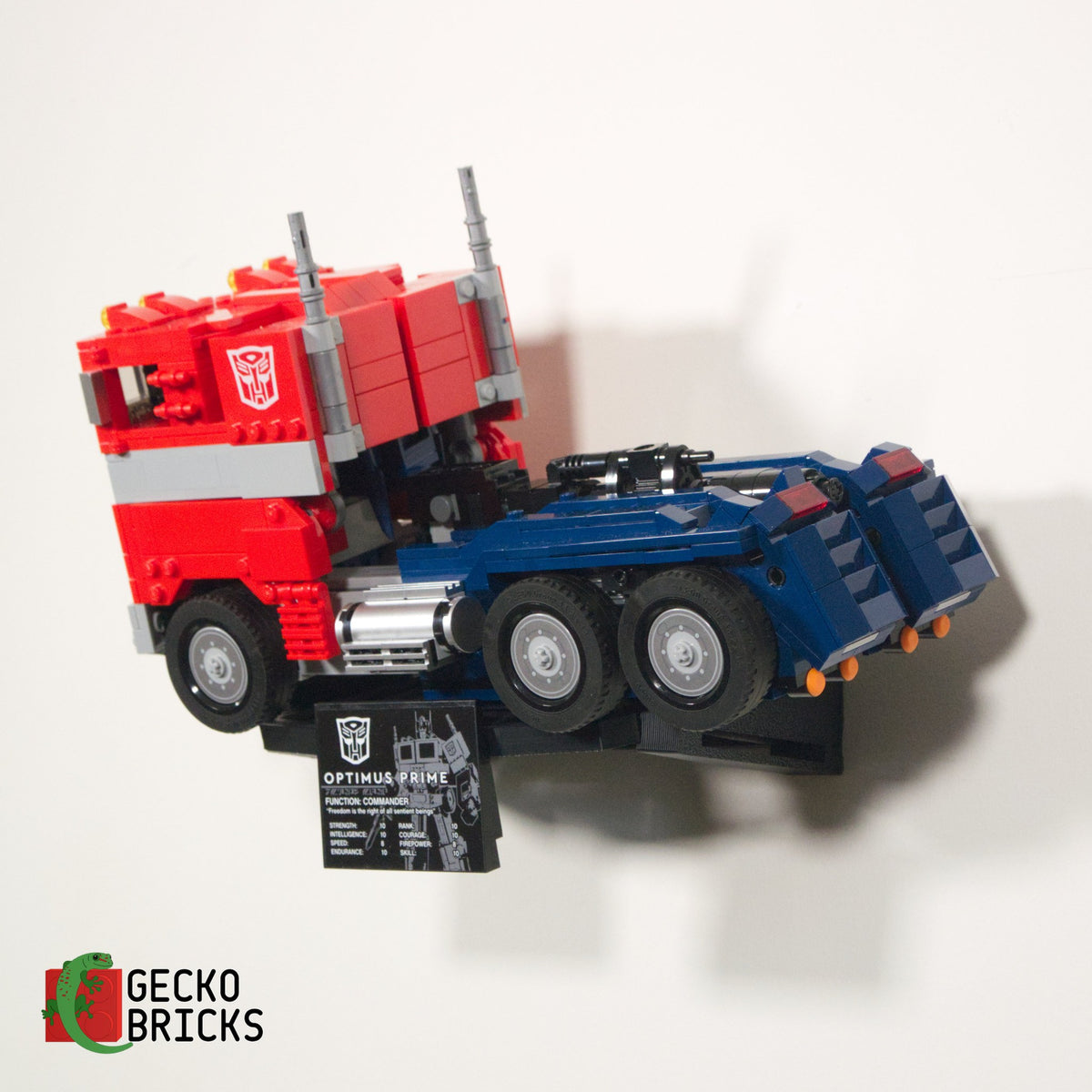 LEGO® Icons Transformers Optimus Prime 10302 zwevend aan de muur met premium wandbeugel - aanzicht 4