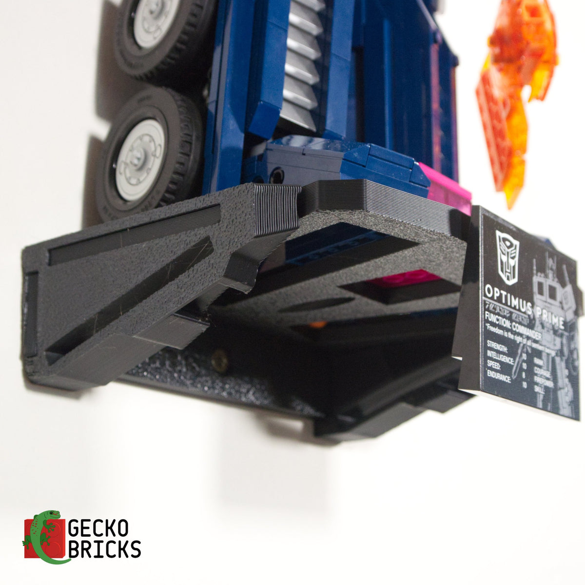LEGO® Icons Transformers Optimus Prime 10302 zwevend aan de muur met premium wandbeugel - aanzicht 6