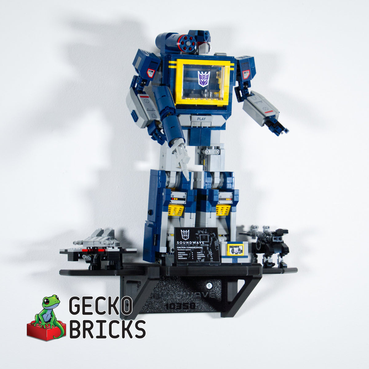 LEGO® Icons Transformers Soundwave 10358 aan de muur met premium wandbeugel - vooraanzicht