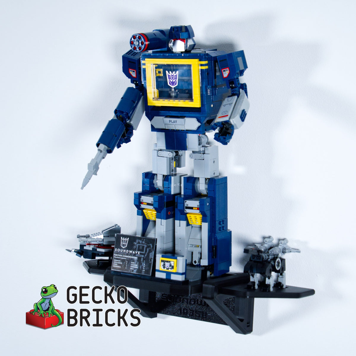 LEGO® Icons Transformers Soundwave 10358 zwevend aan de muur met premium wandbeugel - aanzicht 2