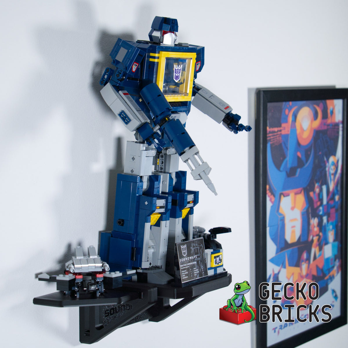 LEGO® Icons Transformers Soundwave 10358 zwevend aan de muur met premium wandbeugel - aanzicht 3