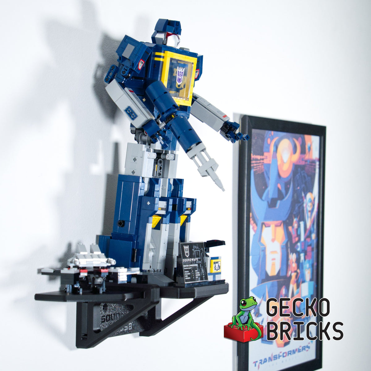 LEGO® Icons Transformers Soundwave 10358 zwevend aan de muur met premium wandbeugel - aanzicht 4