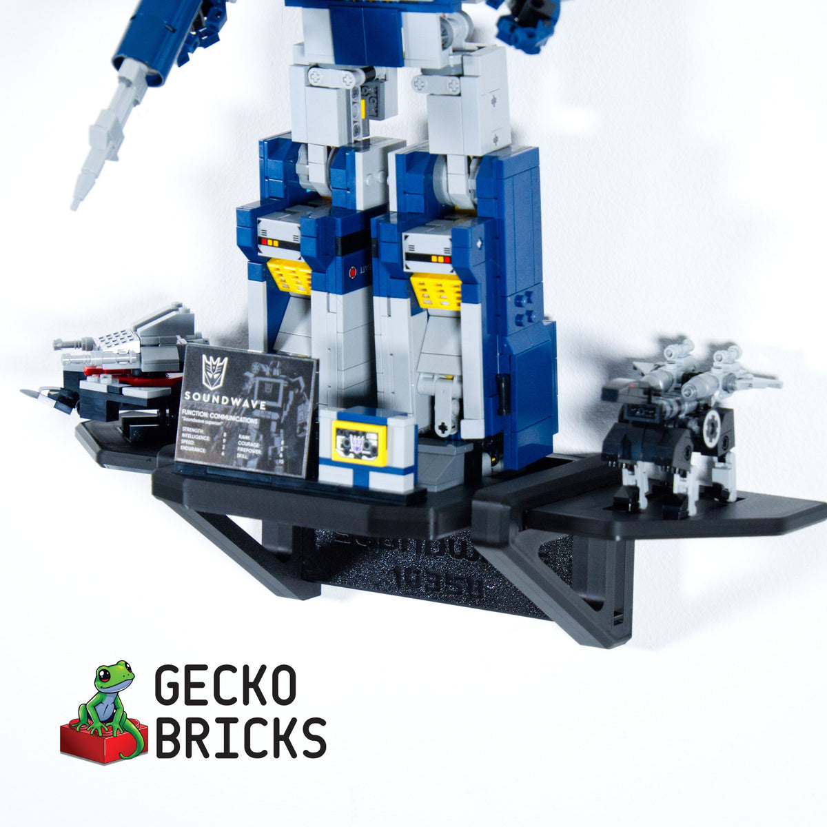 LEGO® Icons Transformers Soundwave 10358 zwevend aan de muur met premium wandbeugel - aanzicht 5