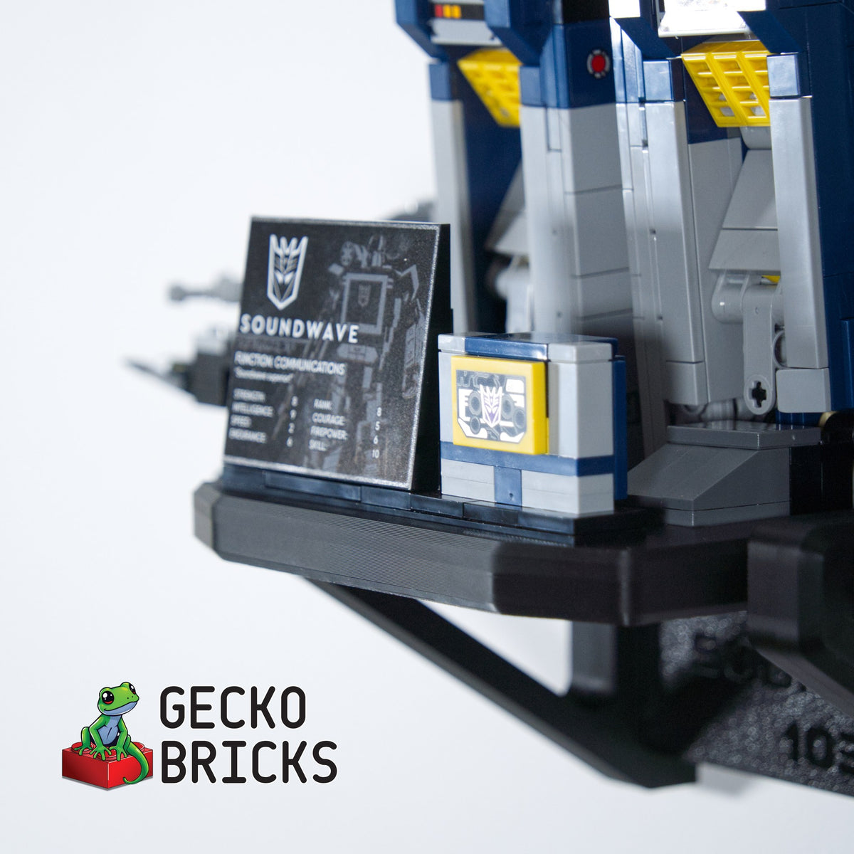 LEGO® Icons Transformers Soundwave 10358 zwevend aan de muur met premium wandbeugel - aanzicht 6