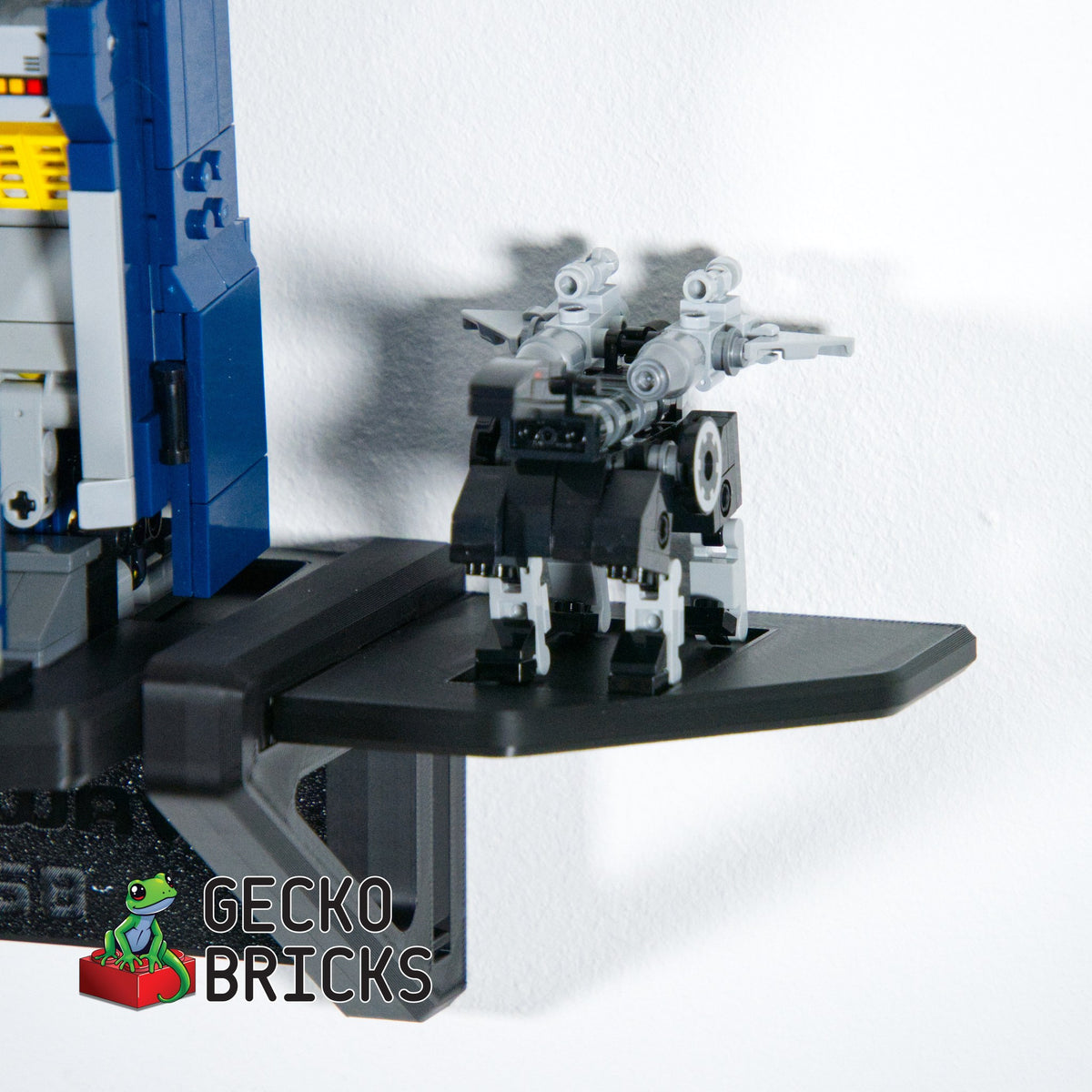 LEGO® Icons Transformers Soundwave 10358 zwevend aan de muur met premium wandbeugel - aanzicht 7
