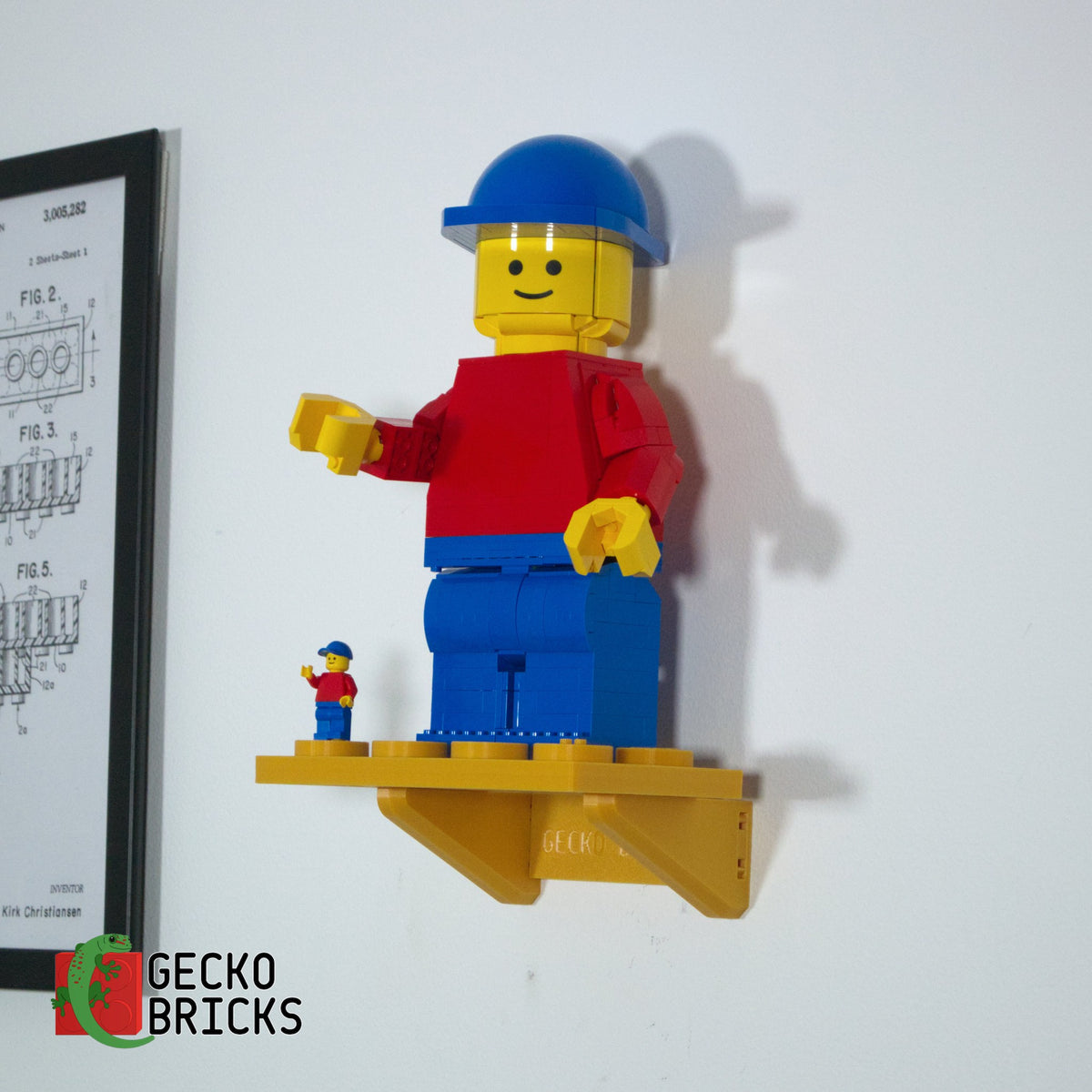 LEGO® Icons Vergrote Minifiguur 40649 aan de muur met premium wandbeugel - vooraanzicht
