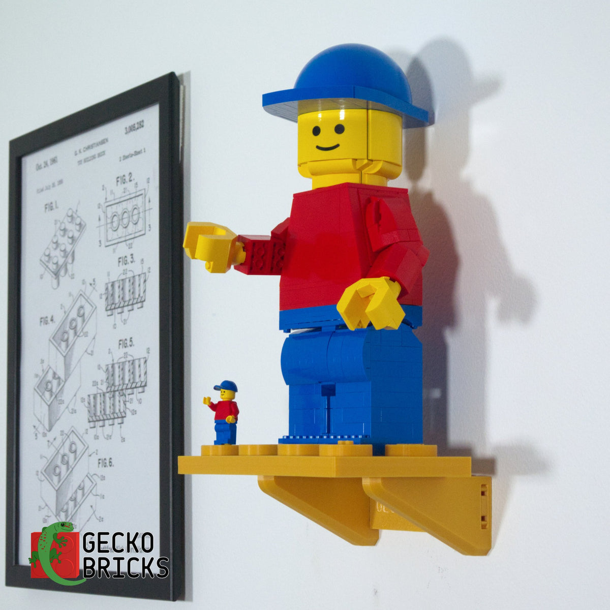 LEGO® Icons Vergrote Minifiguur 40649 zwevend aan de muur met premium wandbeugel - aanzicht 3