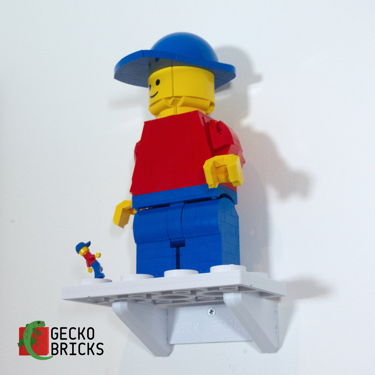 LEGO® Icons Vergrote Minifiguur 40649 zwevend aan de muur met premium wandbeugel - aanzicht 6