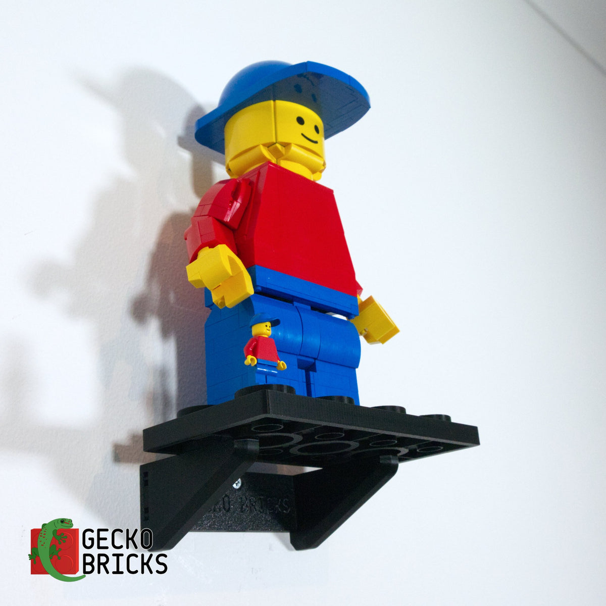 LEGO® Icons Vergrote Minifiguur 40649 zwevend aan de muur met premium wandbeugel - aanzicht 7