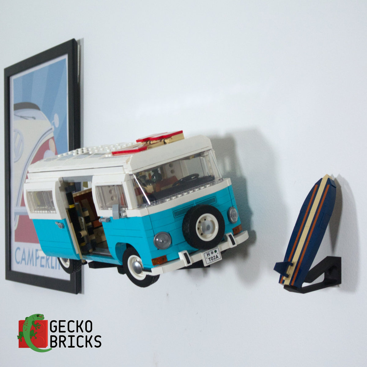LEGO® Icons Volkswagen T2 Campervan 10279 / 10220 aan de muur met premium wandbeugel - vooraanzicht