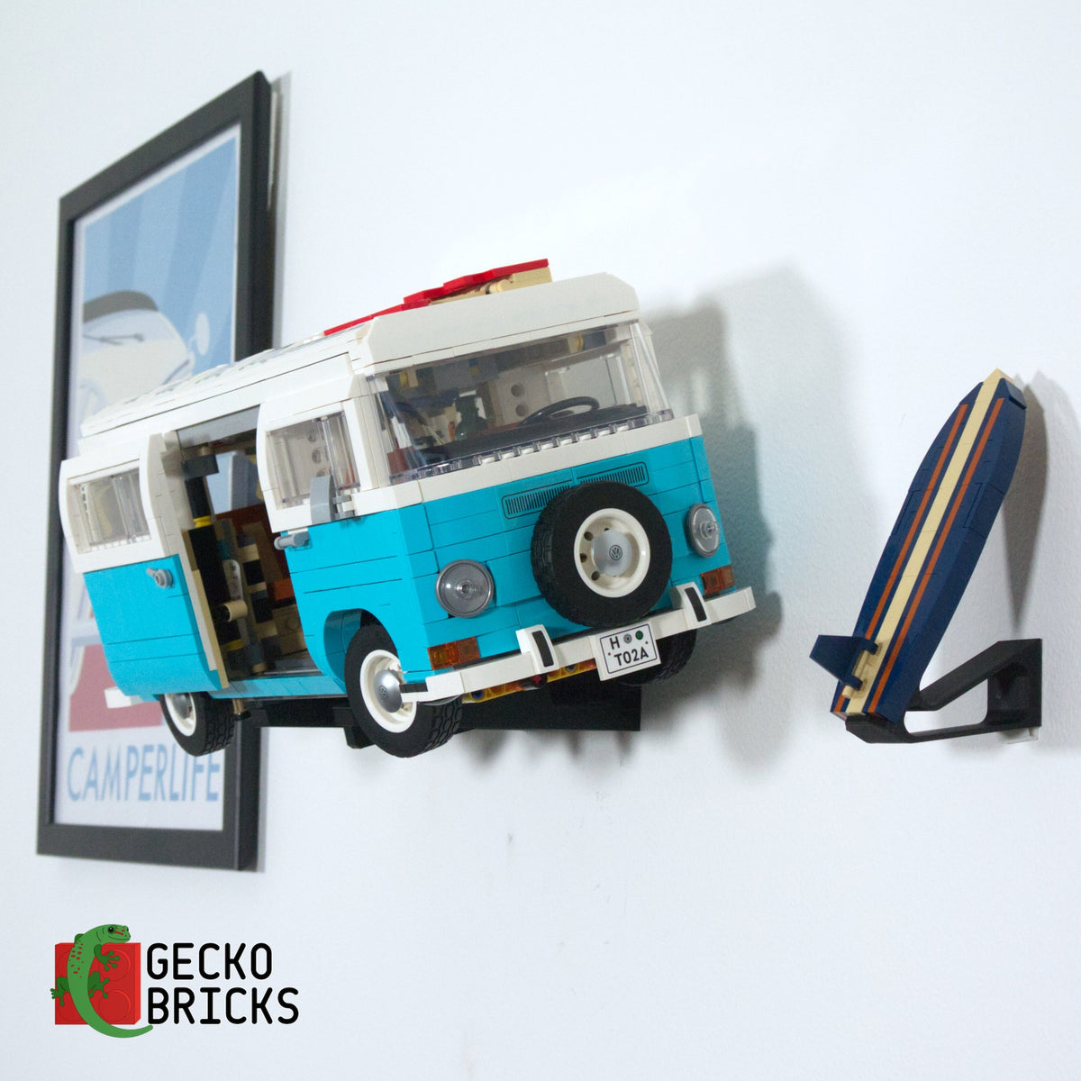 LEGO® Icons Volkswagen T2 Campervan 10279 / 10220 zwevend aan de muur met premium wandbeugel - aanzicht 3