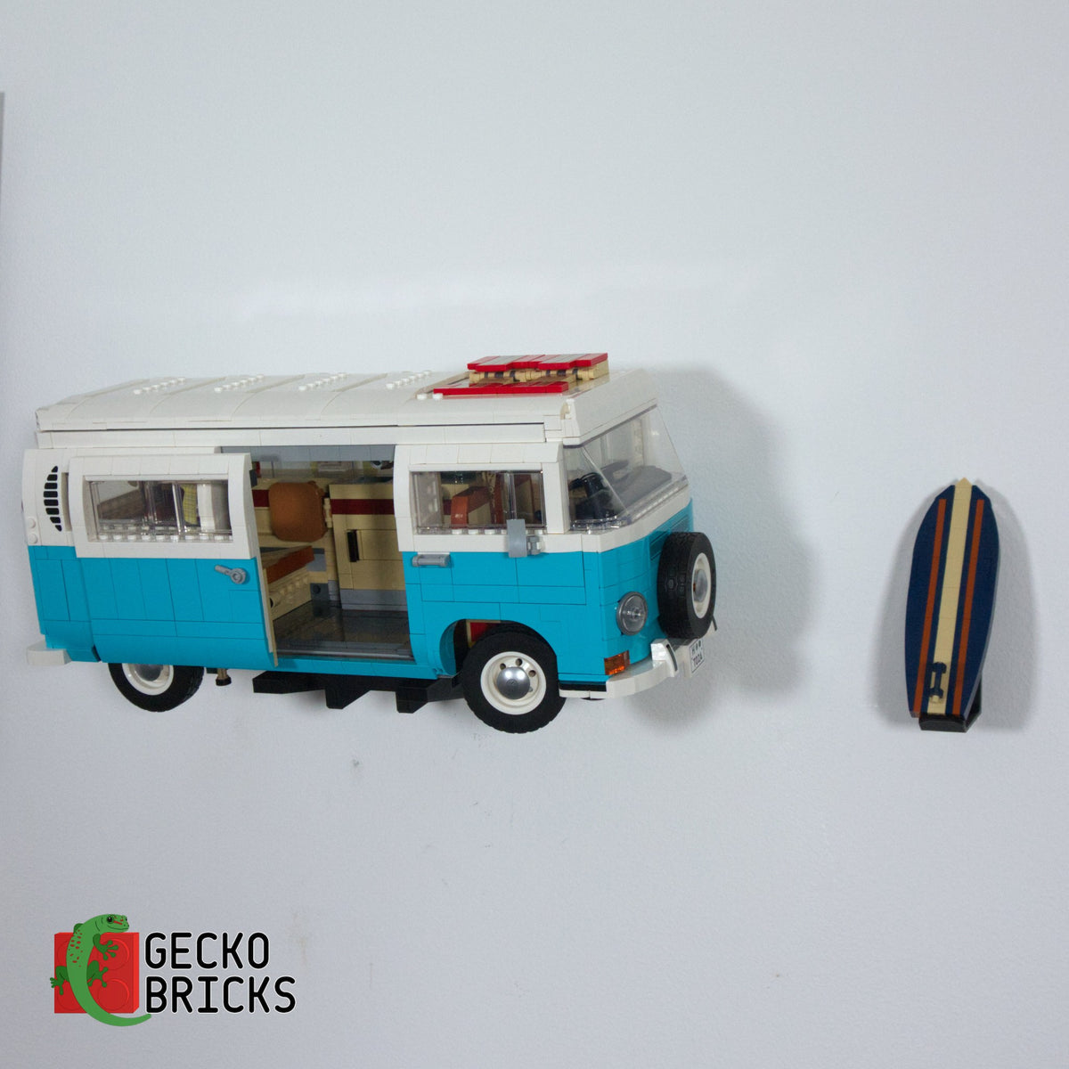 LEGO® Icons Volkswagen T2 Campervan 10279 / 10220 zwevend aan de muur met premium wandbeugel - aanzicht 4