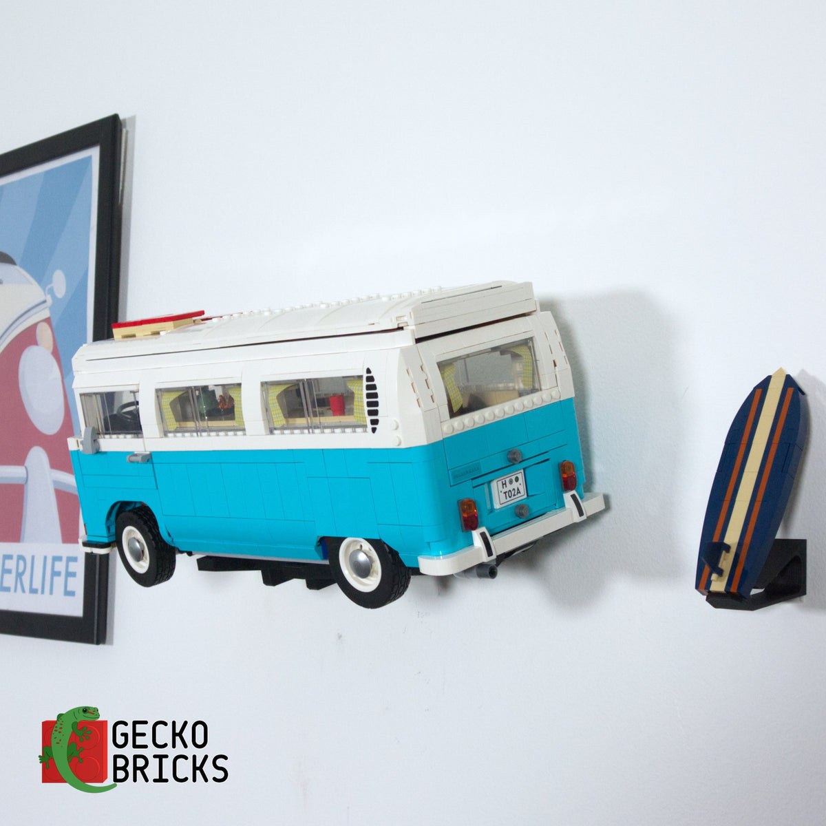 LEGO® Icons Volkswagen T2 Campervan 10279 / 10220 zwevend aan de muur met premium wandbeugel - aanzicht 5