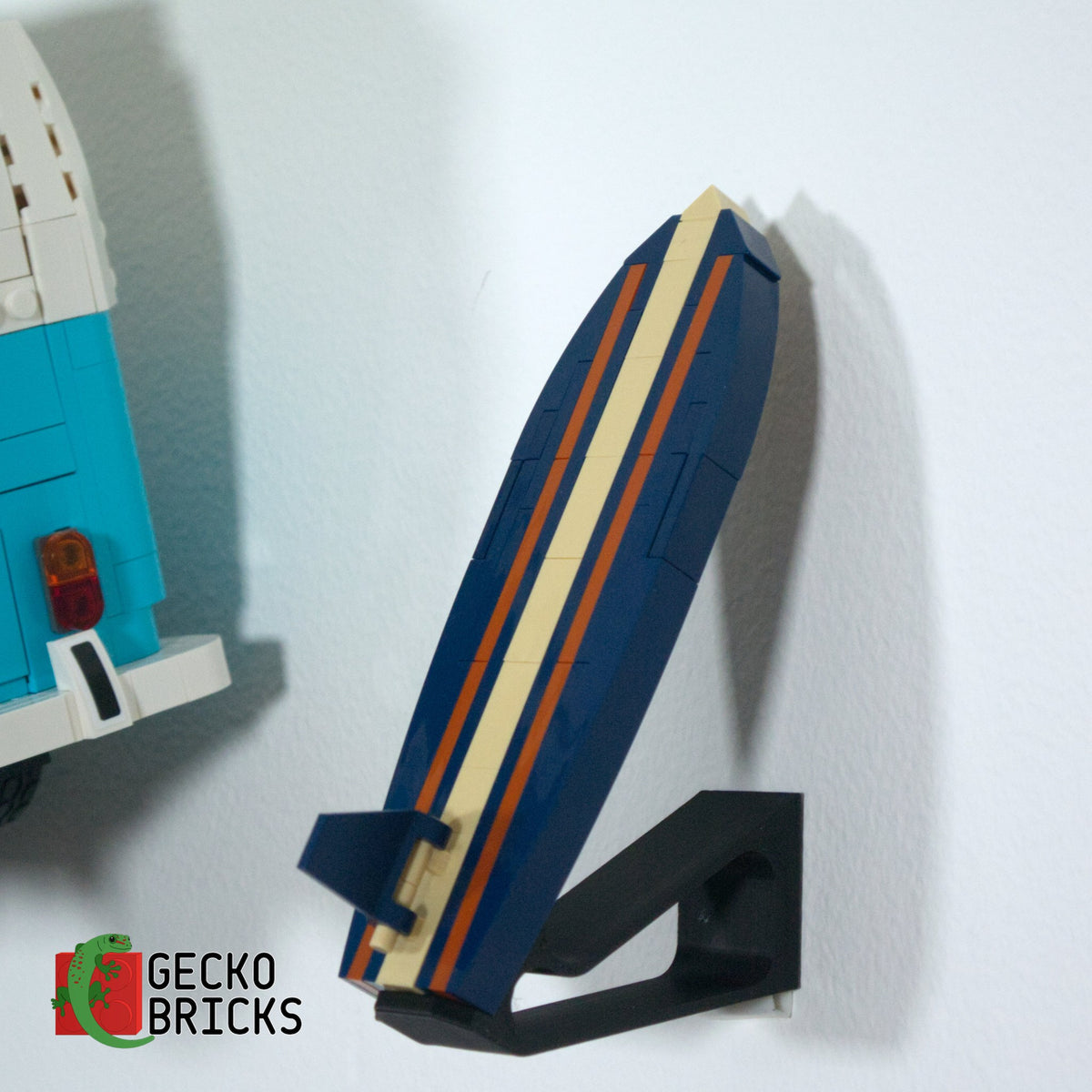 LEGO® Icons Volkswagen T2 Campervan 10279 / 10220 zwevend aan de muur met premium wandbeugel - aanzicht 6