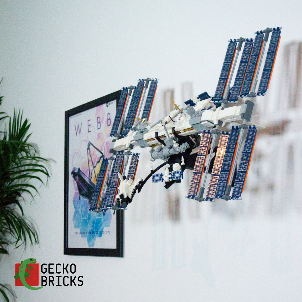 LEGO® Ideas Internationaal Ruimtestation ISS 21321 aan de muur met premium wandbeugel - vooraanzicht