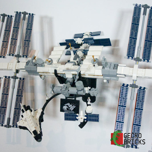 LEGO® Ideas Internationaal Ruimtestation ISS 21321 zwevend aan de muur met premium wandbeugel - aanzicht 2