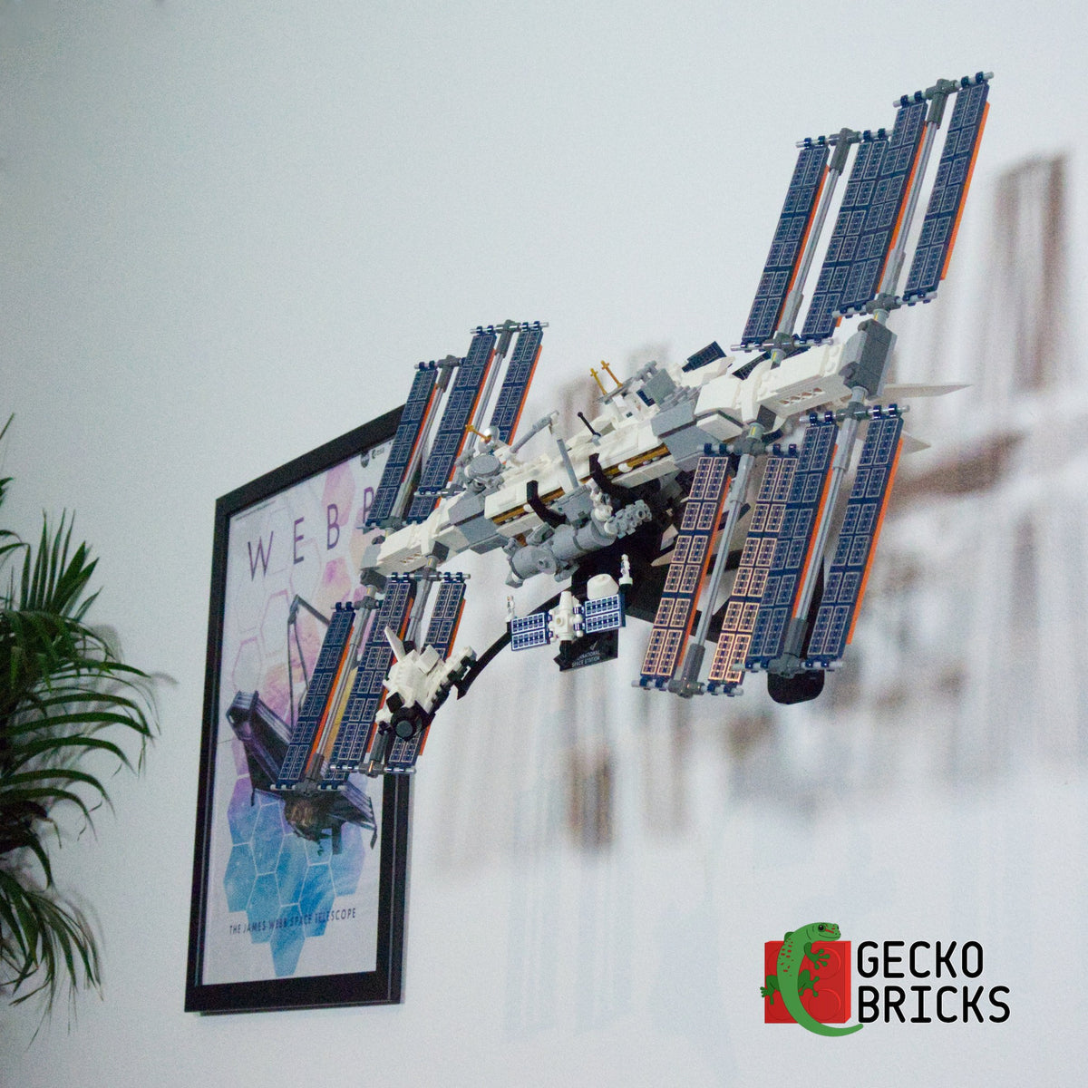 LEGO® Ideas Internationaal Ruimtestation ISS 21321 zwevend aan de muur met premium wandbeugel - aanzicht 3