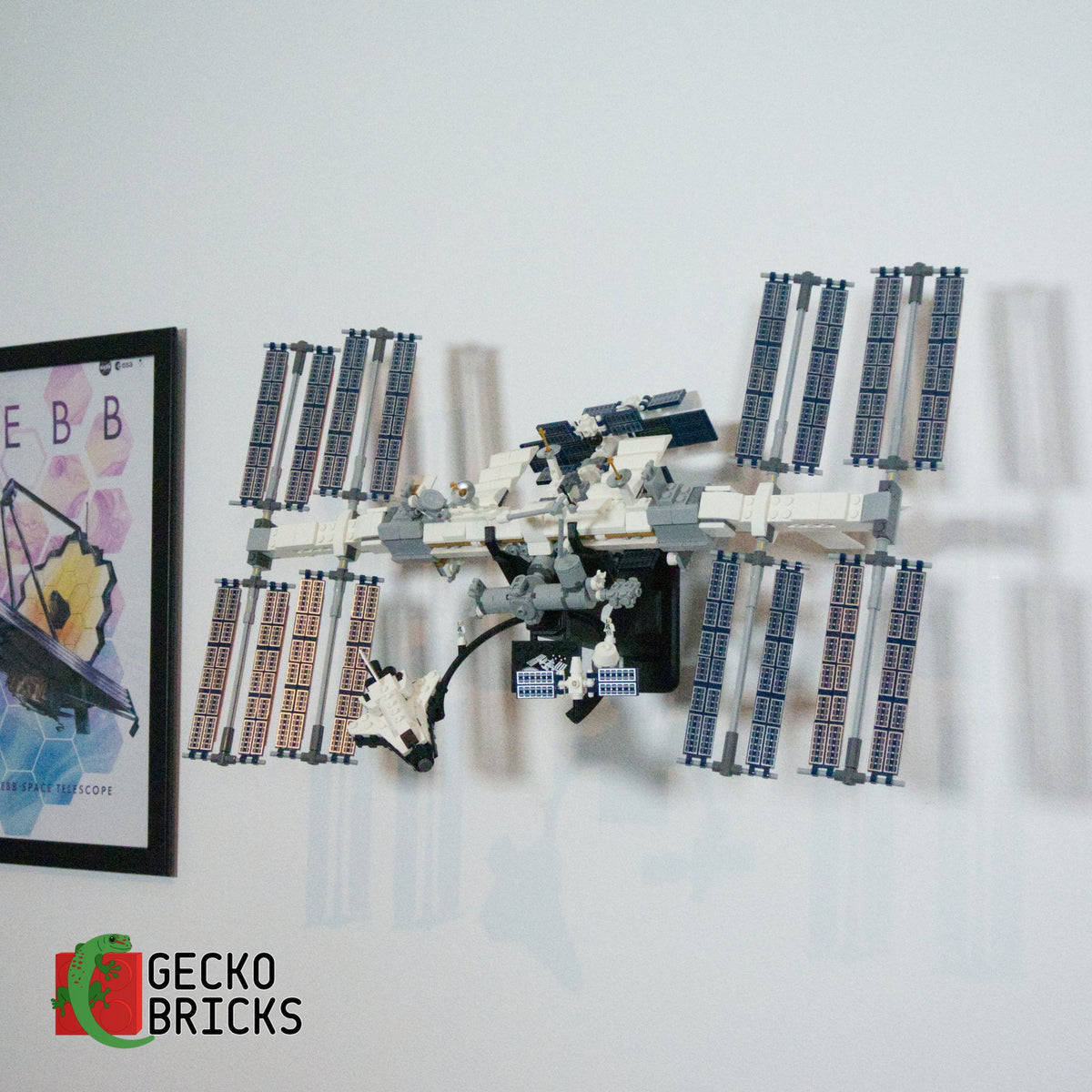 LEGO® Ideas Internationaal Ruimtestation ISS 21321 zwevend aan de muur met premium wandbeugel - aanzicht 4