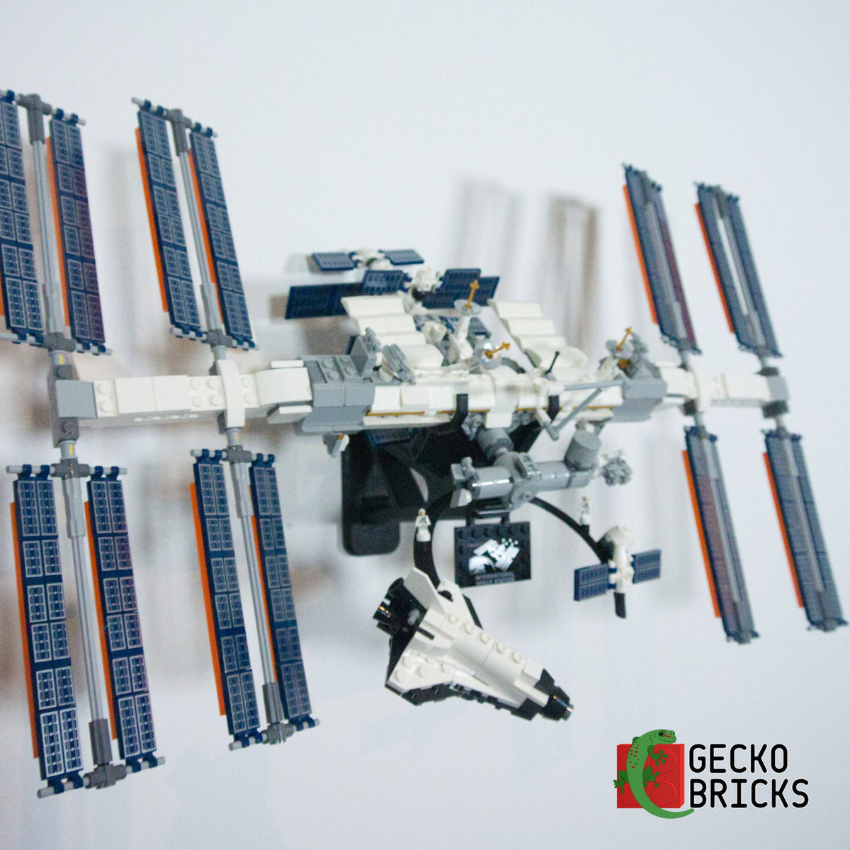 LEGO® Ideas Internationaal Ruimtestation ISS 21321 zwevend aan de muur met premium wandbeugel - aanzicht 5