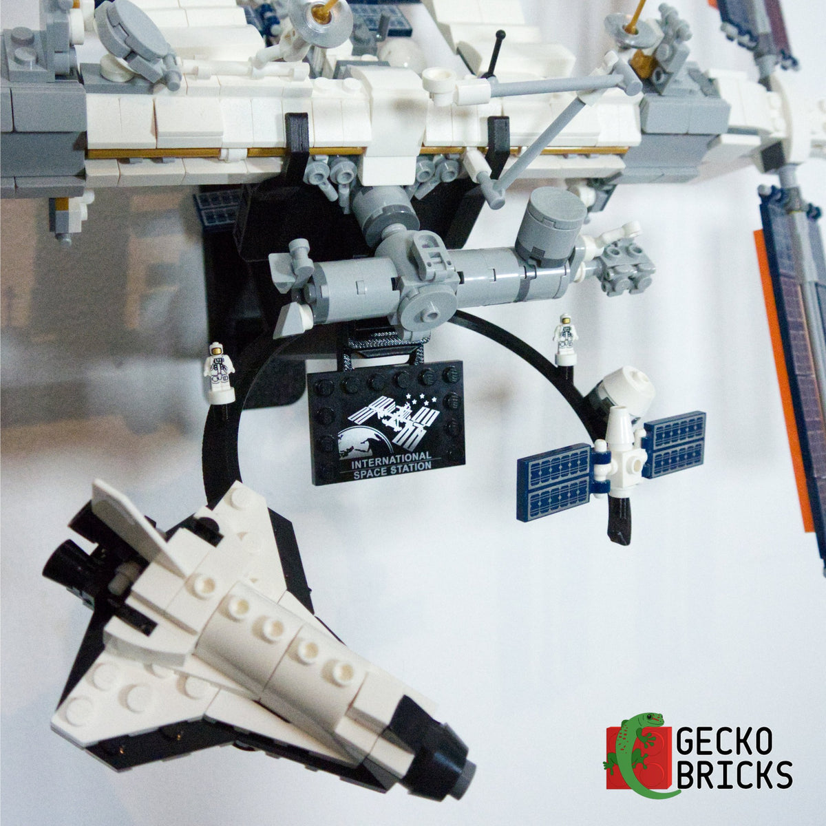 LEGO® Ideas Internationaal Ruimtestation ISS 21321 zwevend aan de muur met premium wandbeugel - aanzicht 6