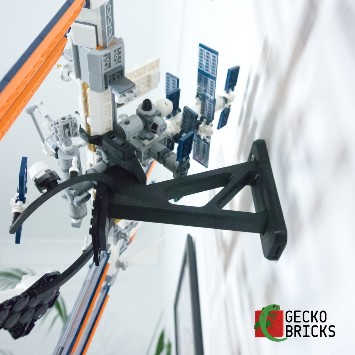 LEGO® Ideas Internationaal Ruimtestation ISS 21321 zwevend aan de muur met premium wandbeugel - aanzicht 7