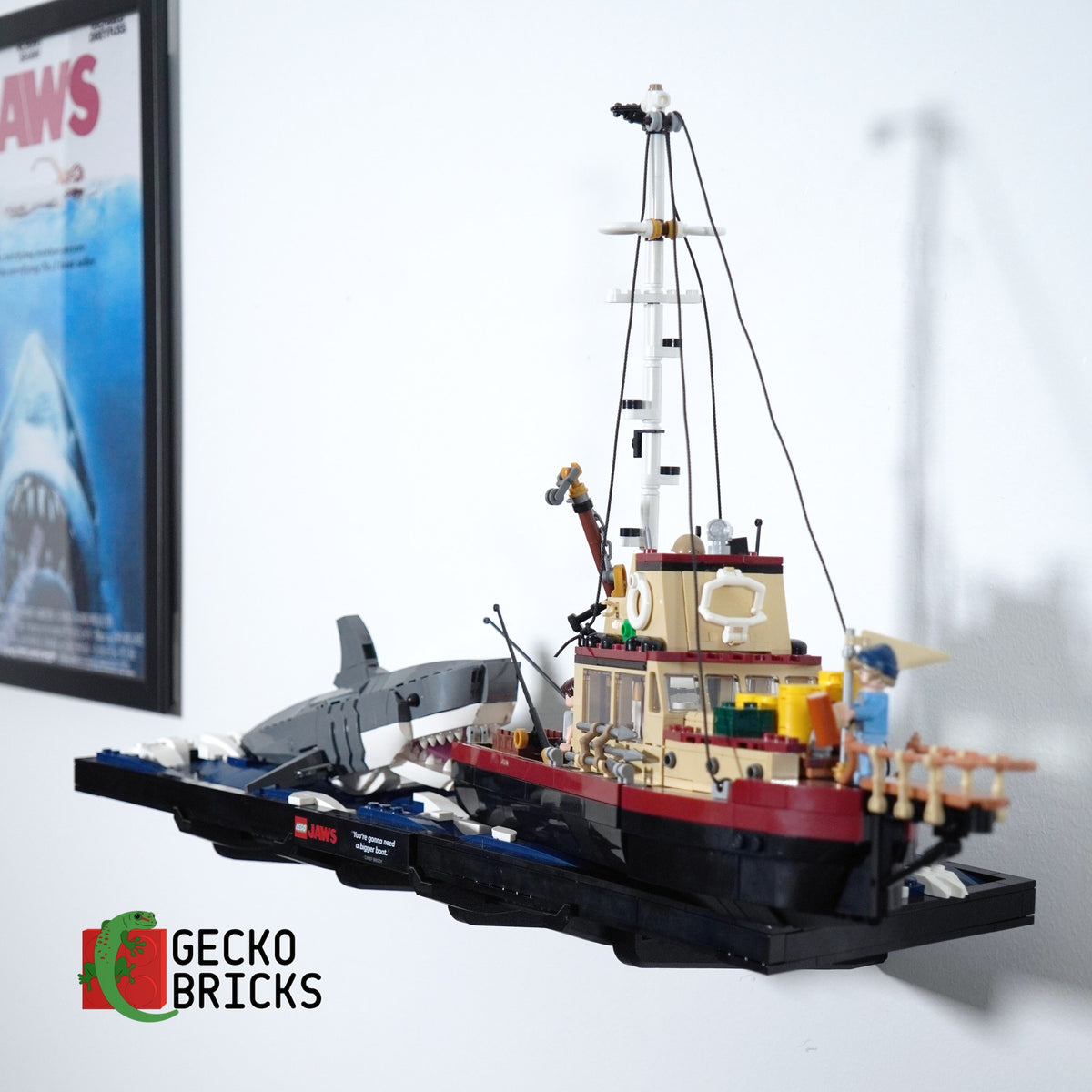 LEGO® Ideas Jaws 21350 aan de muur met premium wandbeugel - vooraanzicht