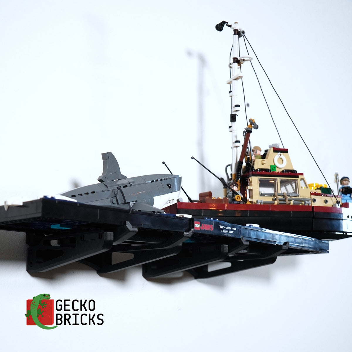 LEGO® Ideas Jaws 21350 zwevend aan de muur met premium wandbeugel - aanzicht 3