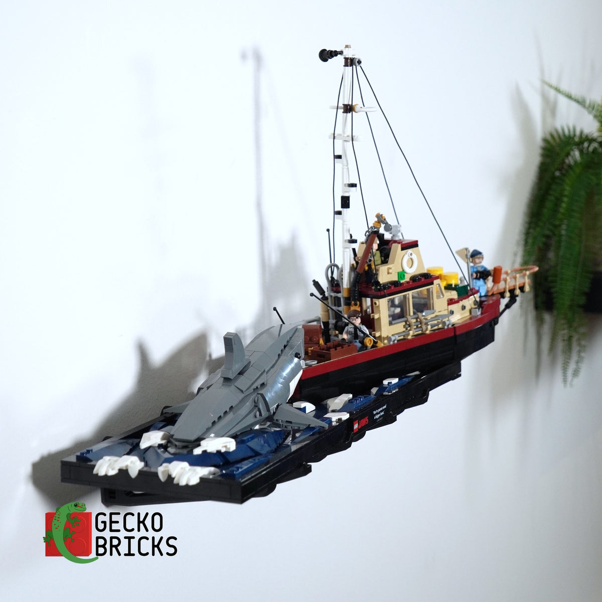 LEGO® Ideas Jaws 21350 zwevend aan de muur met premium wandbeugel - aanzicht 4