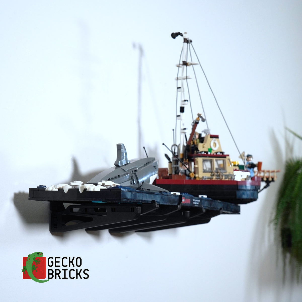 LEGO® Ideas Jaws 21350 zwevend aan de muur met premium wandbeugel - aanzicht 6