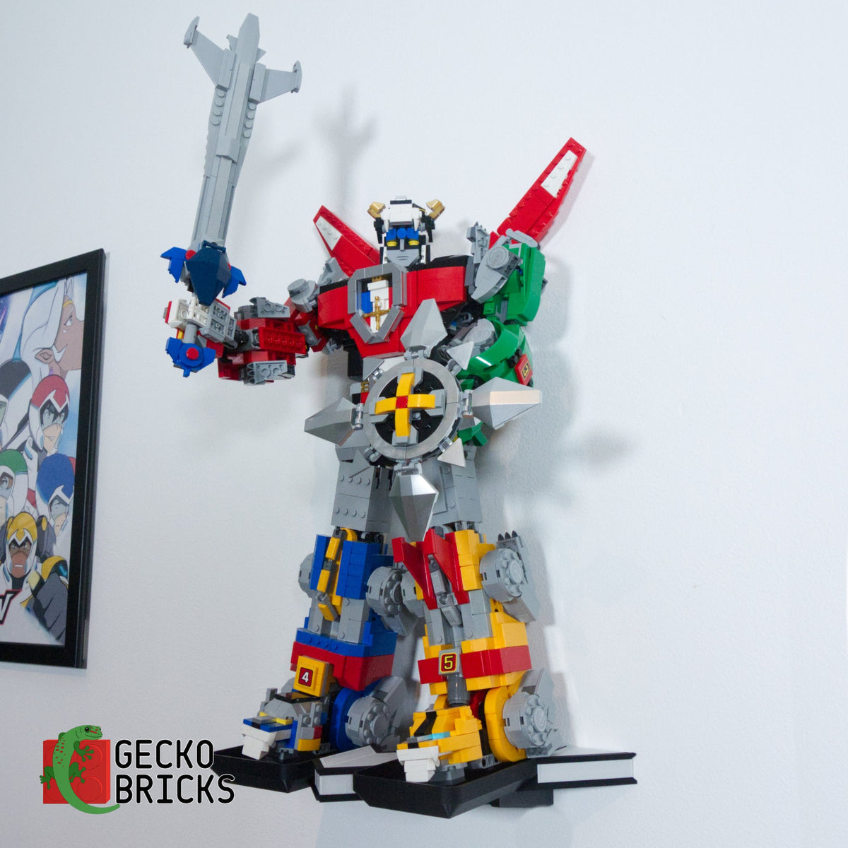 LEGO® Ideas Voltron 21311 aan de muur met premium wandbeugel - vooraanzicht