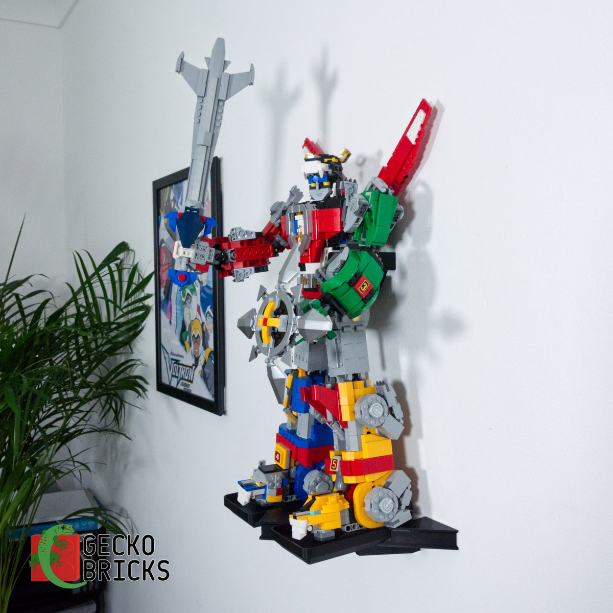 LEGO® Ideas Voltron 21311 zwevend aan de muur met premium wandbeugel - aanzicht 3
