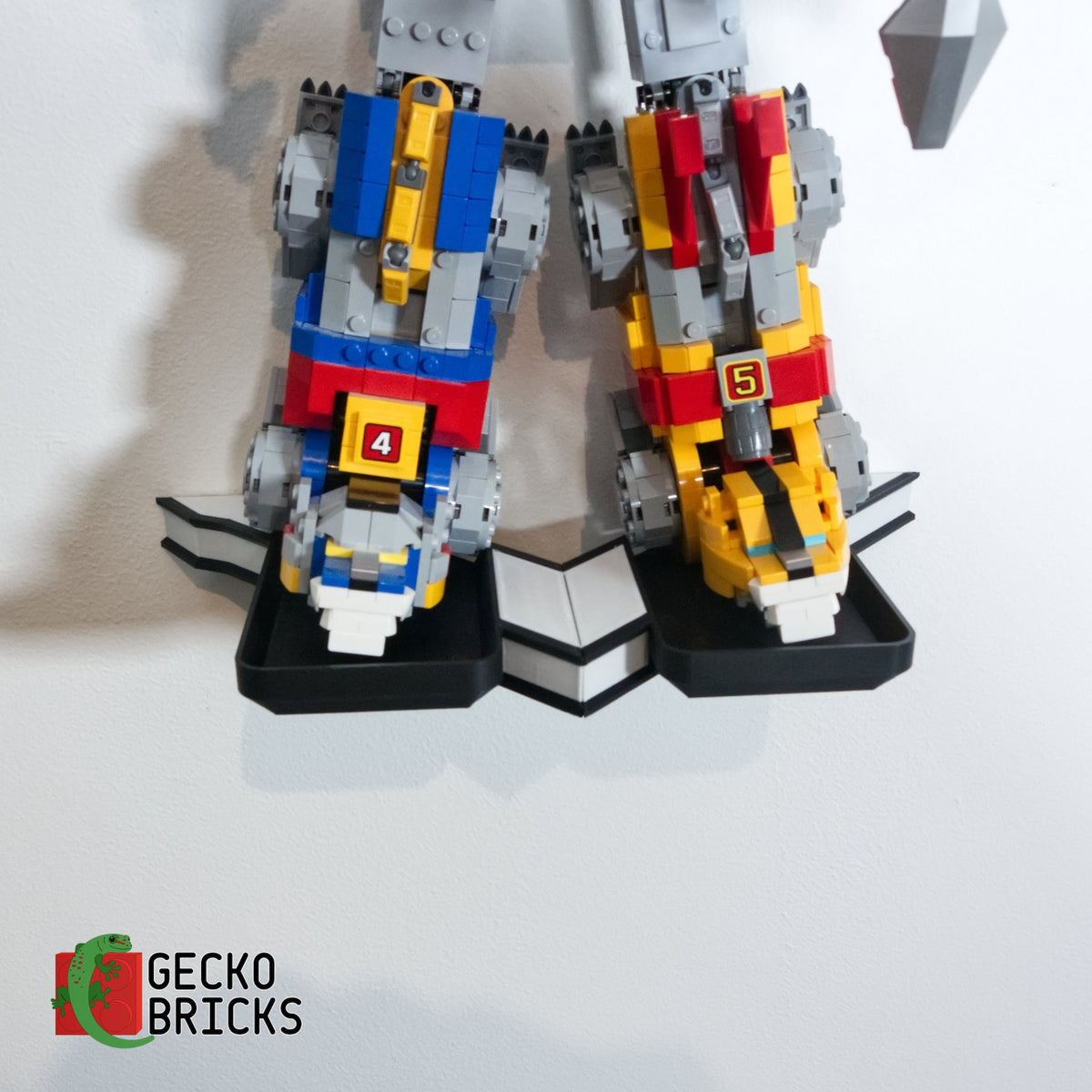 LEGO® Ideas Voltron 21311 zwevend aan de muur met premium wandbeugel - aanzicht 4
