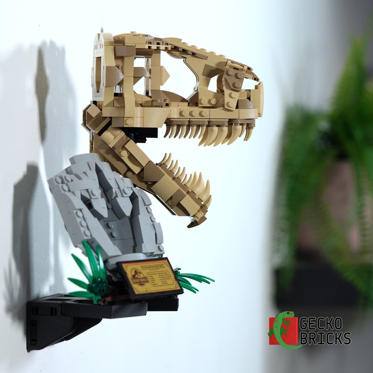 LEGO® Jurassic World Jurassic Park T. rex Skelet 76964 zwevend aan de muur met premium wandbeugel - aanzicht 3