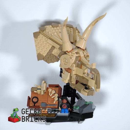 LEGO® Jurassic World Triceratops Schedel 76969 aan de muur met premium wandbeugel - vooraanzicht