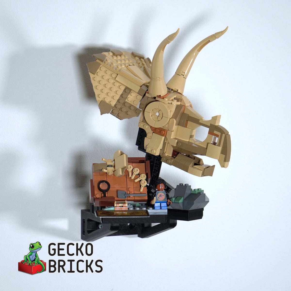 LEGO® Jurassic World Triceratops Schedel 76969 floating on the wall with premium wall mount - view 3