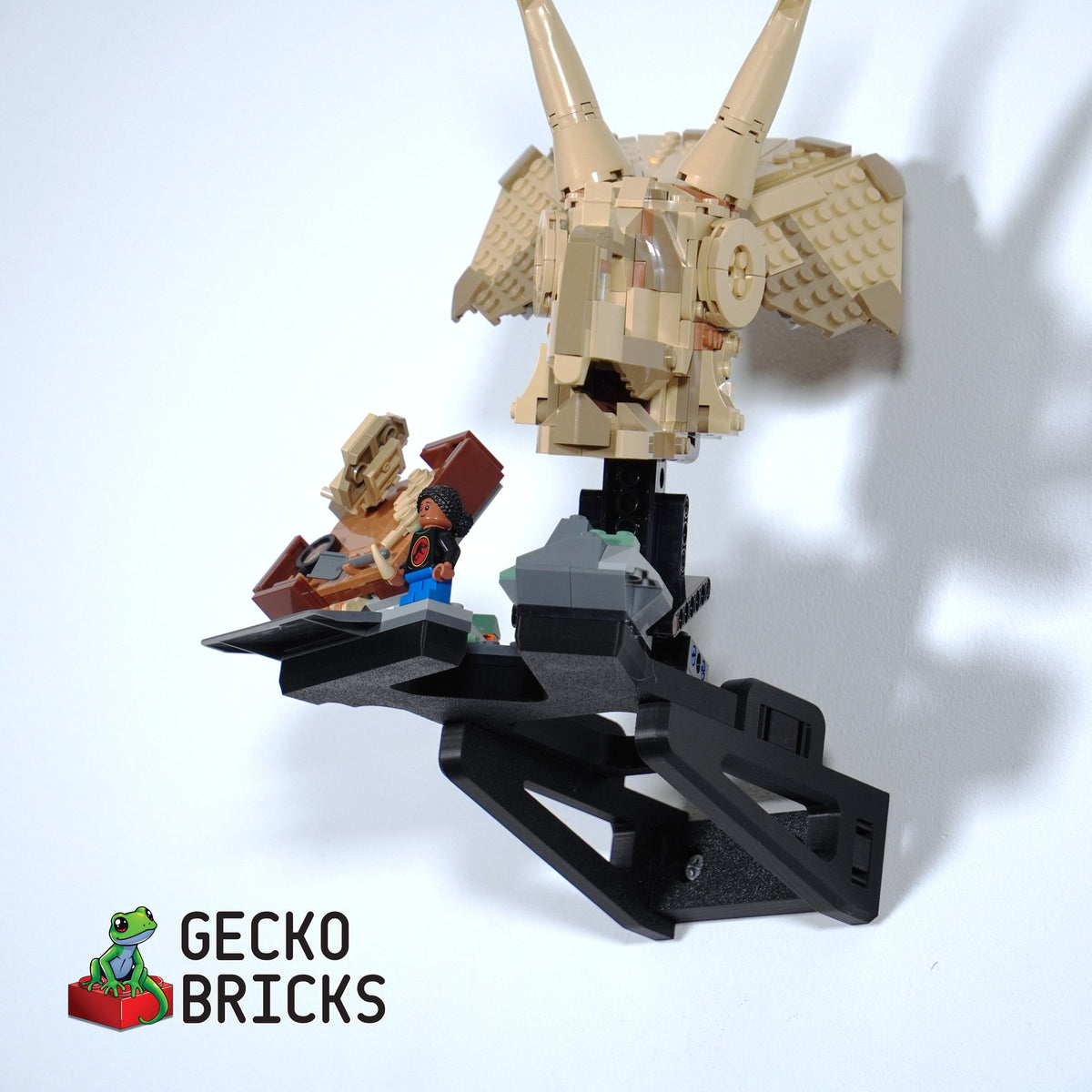 LEGO® Jurassic World Triceratops Schedel 76969 floating on the wall with premium wall mount - view 6