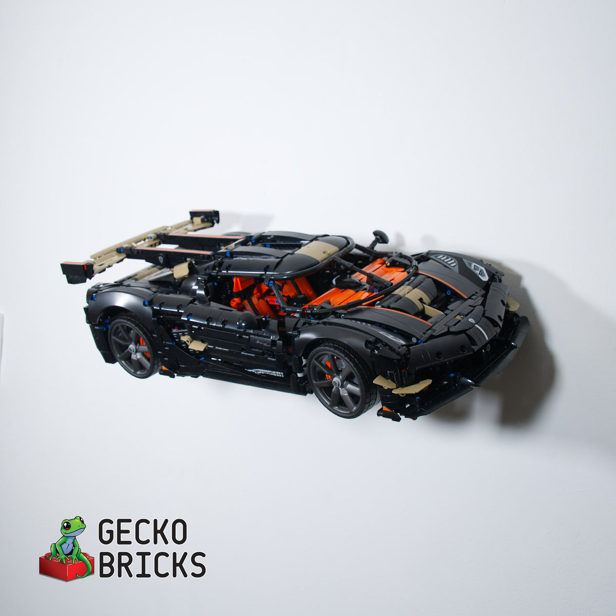 LEGO® Koenigsegg Sadair's Spear 42232 aan de muur met premium wandbeugel - vooraanzicht
