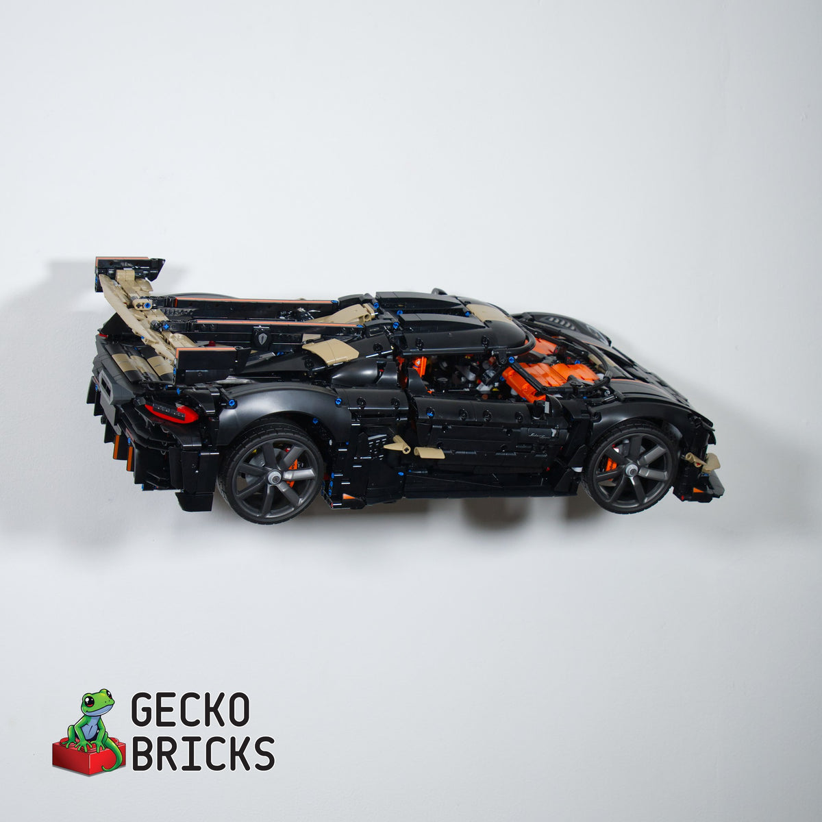 LEGO® Koenigsegg Sadair's Spear 42232 zwevend aan de muur met premium wandbeugel - aanzicht 7